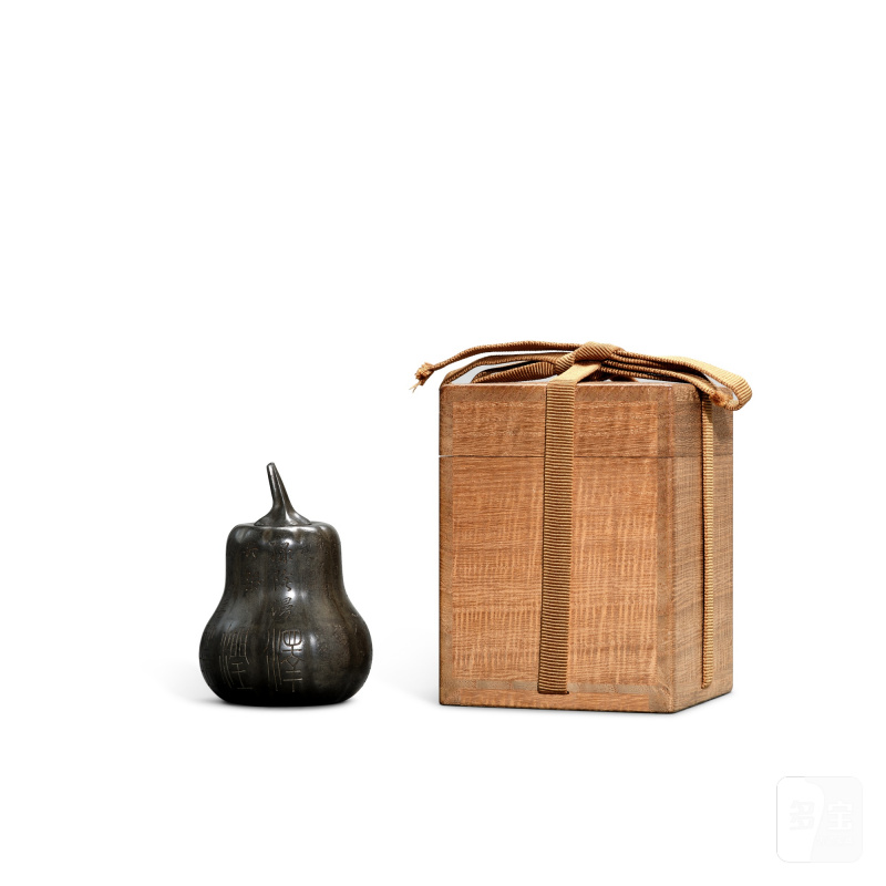 An inscribed pewter pumpkin-form water dropper, signed Shen Cunzhou, Qing dynasty | 清 錫南瓜形石紋水滴 《沈存周製》款 - 图1